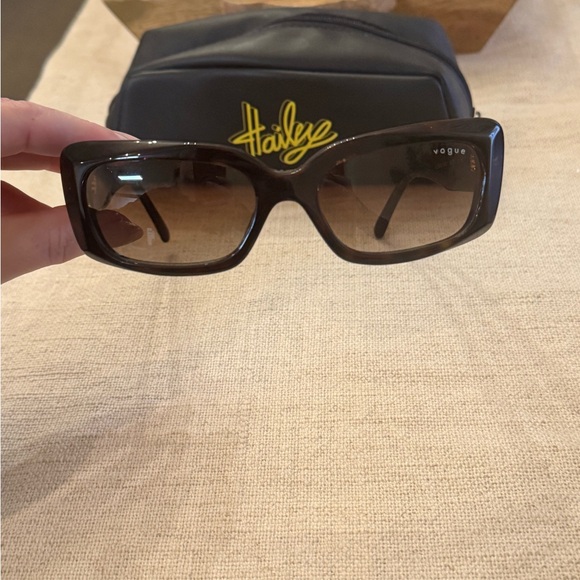 Hailey Bieber x Vogue eyewear sunglassess - Picture 4 of 8